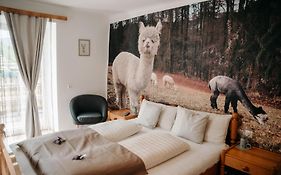 Alpakas, Lamas Und Rentiere Zum Gruenen See